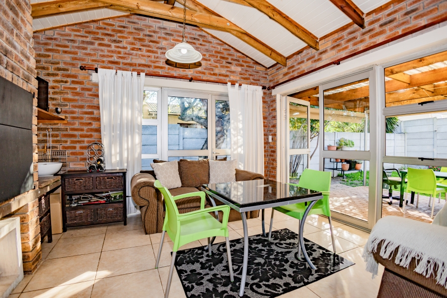 2 Bedroom Property for Sale in Oakglen Western Cape